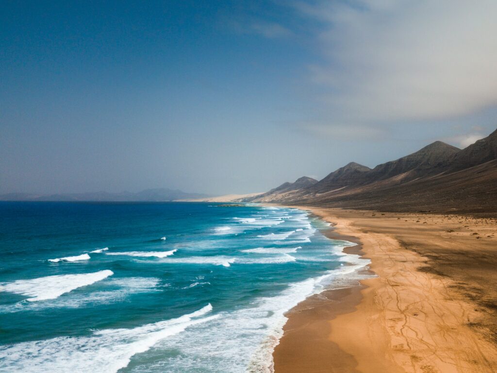 Iles Canaries : mountain beside sea at daytime