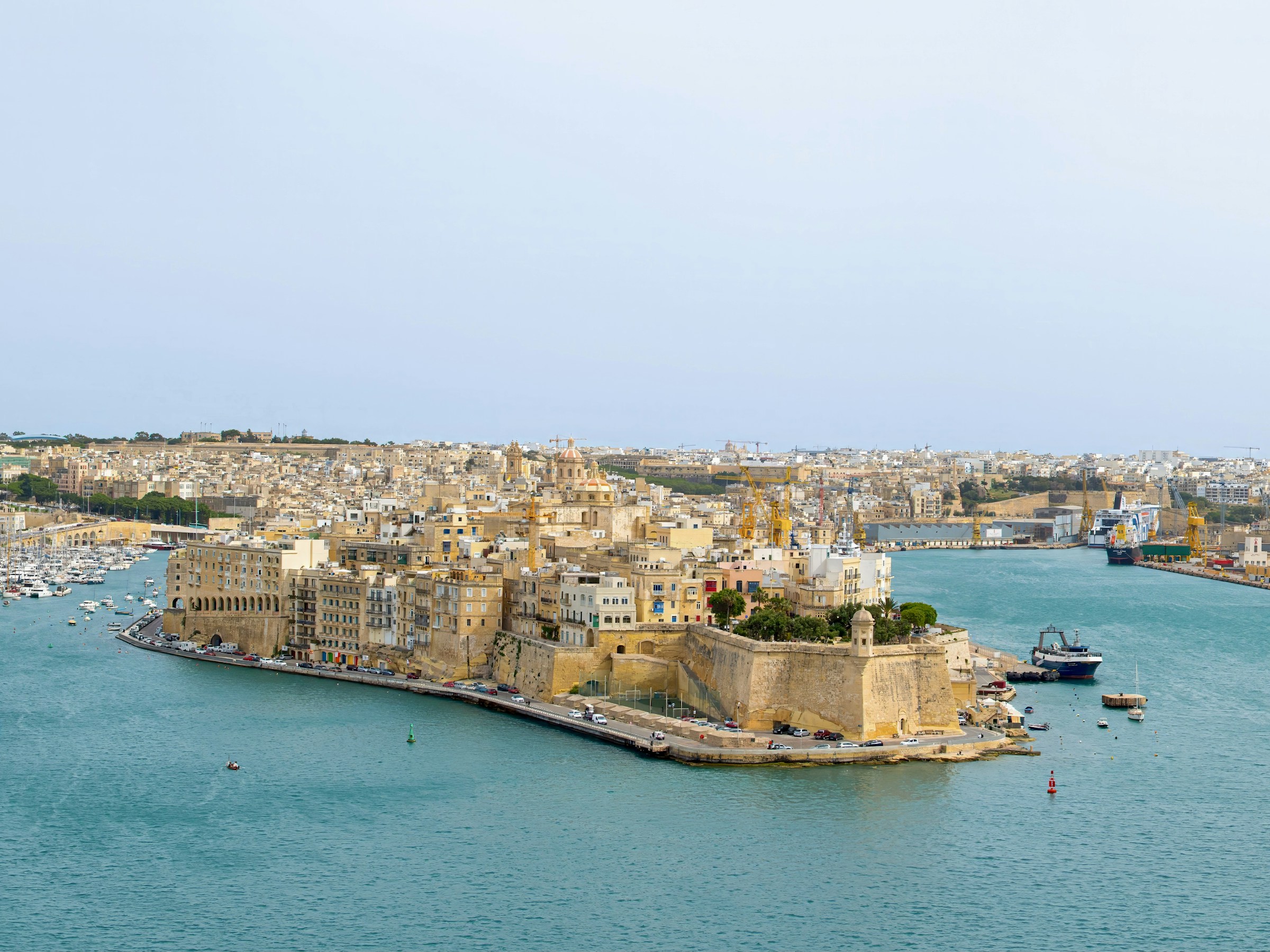 Panoramablick auf eine Küstenstadt auf Malta mit ihrem Hafen