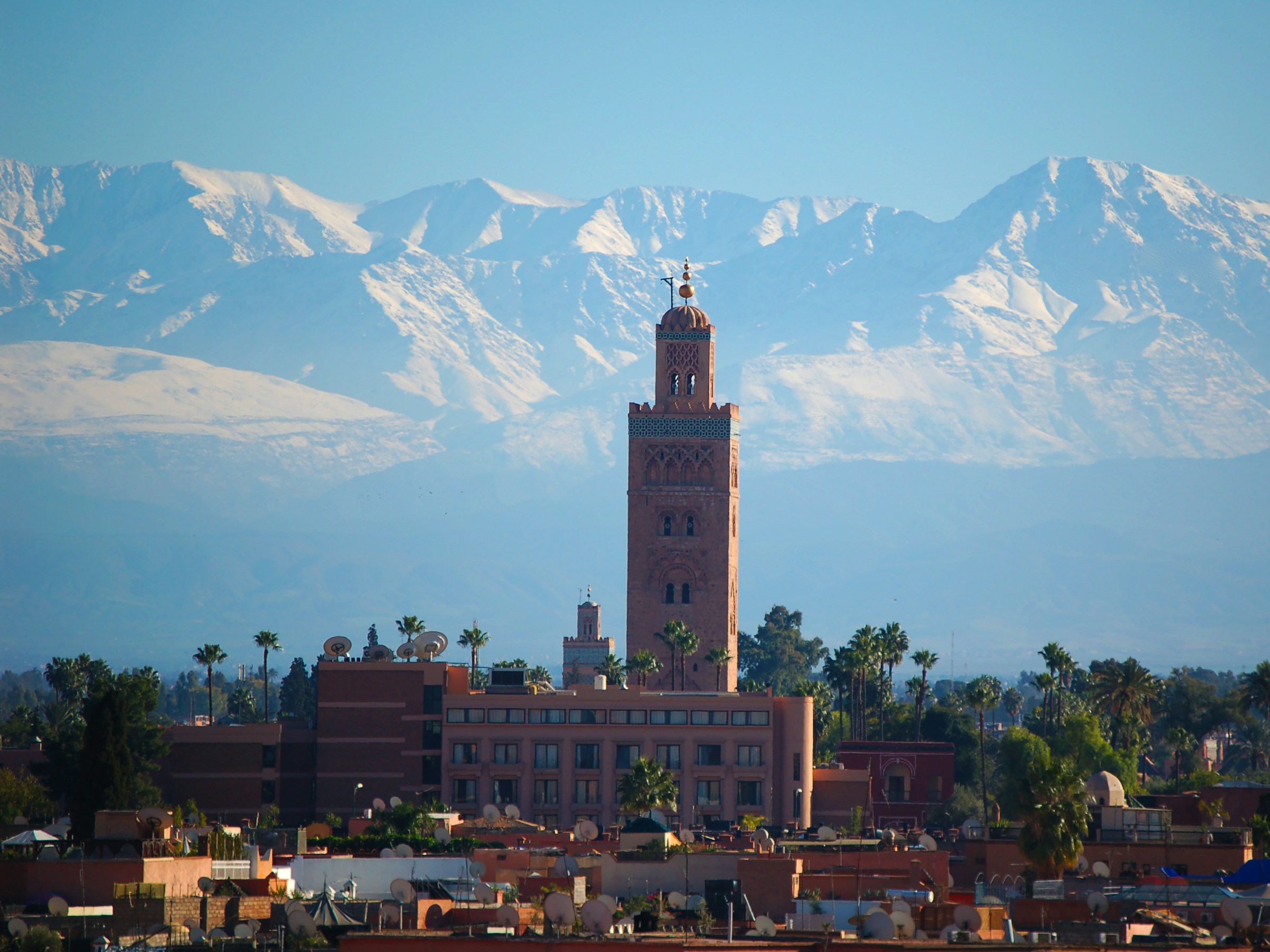 Minarett der Koutoubia-Moschee in Marrakesch, mit dem Atlas im Hintergrund