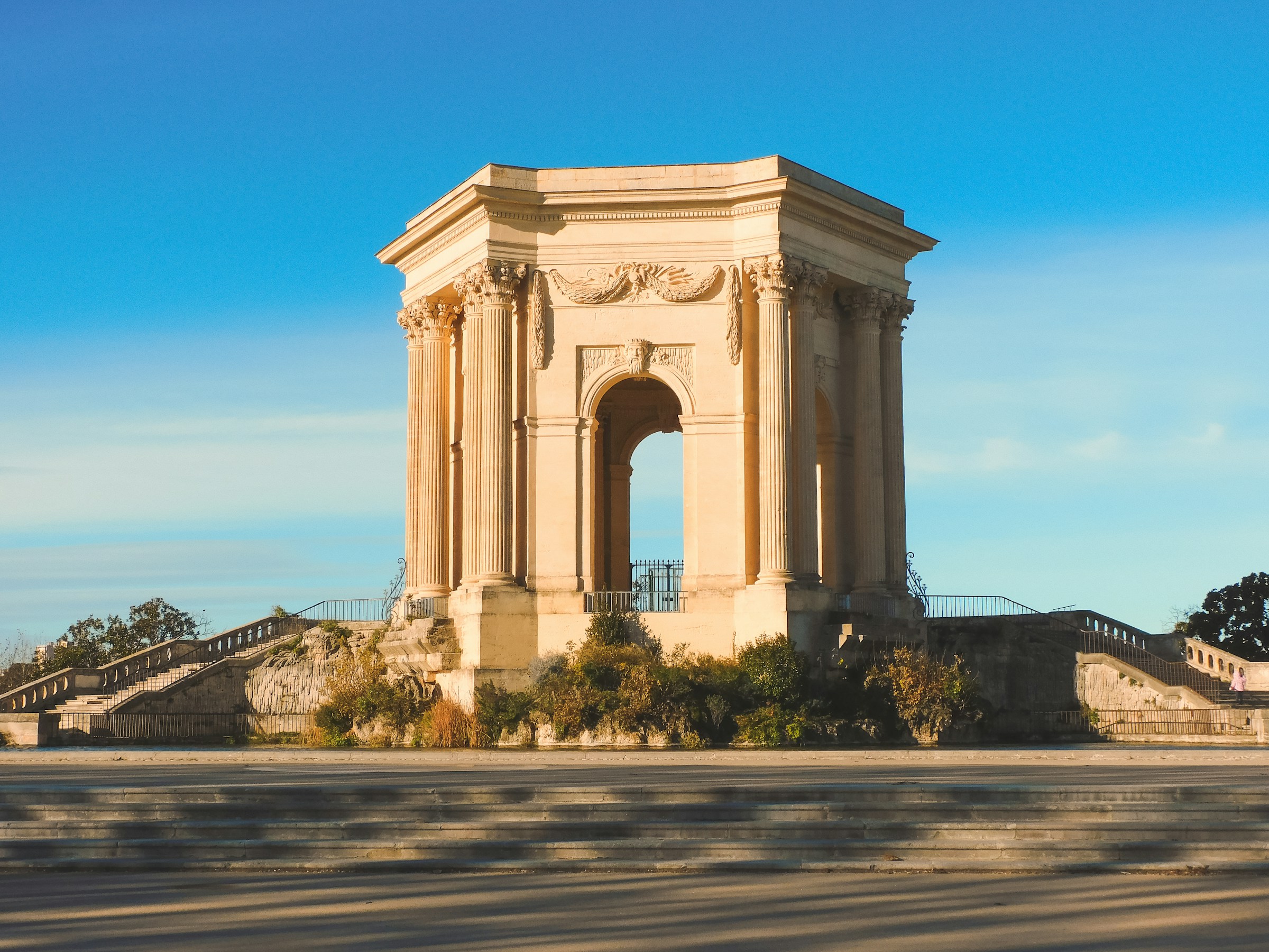 Monumento sormontato da un orologio a Montpellier
