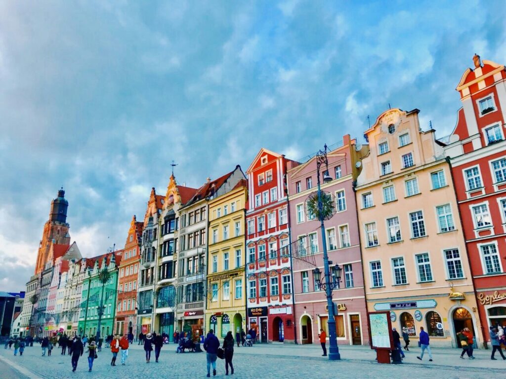 Pologne : people walking along pathway