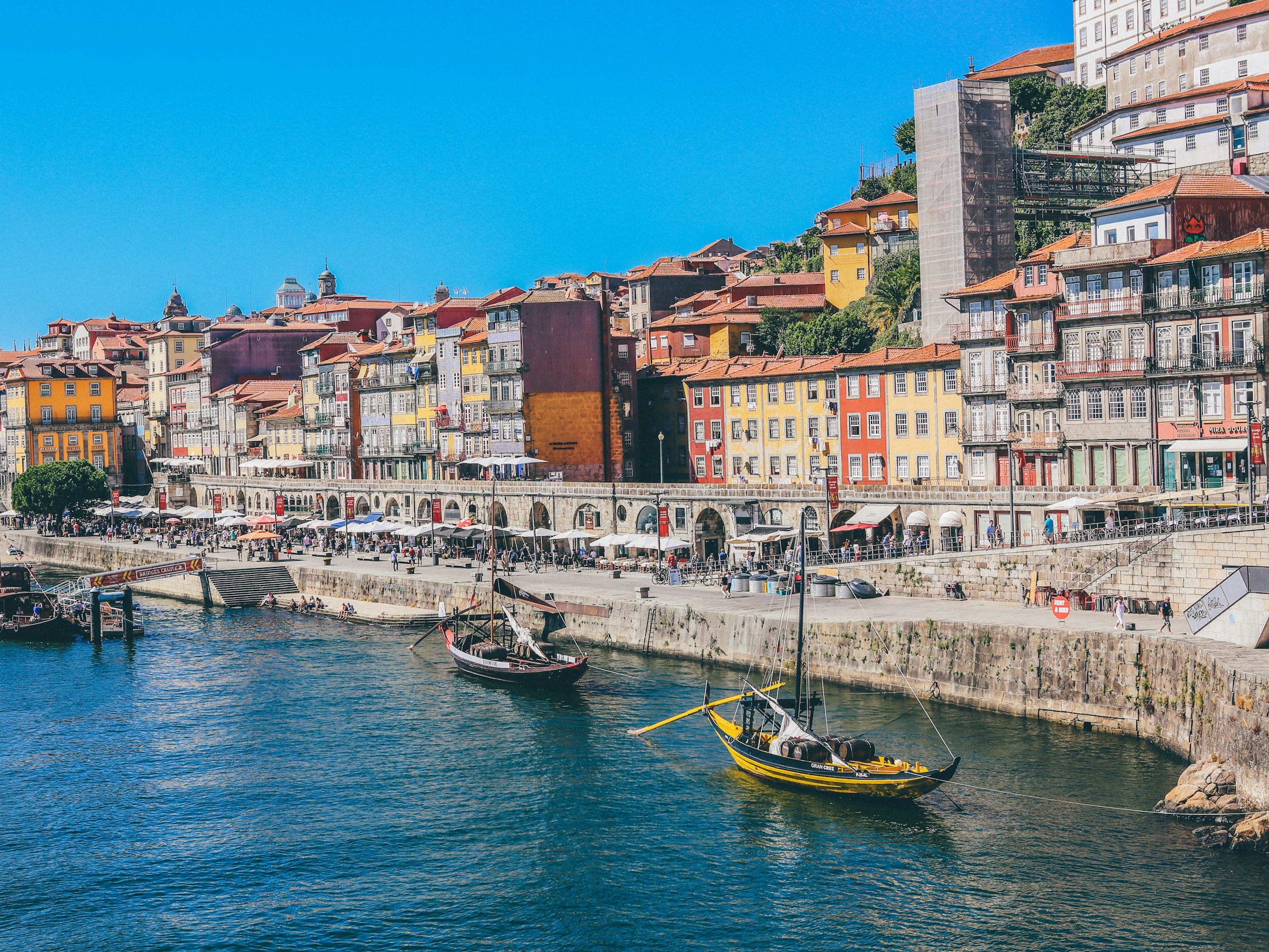 Quais de la Ribeira de Porto au crépuscule, au bord du Douro