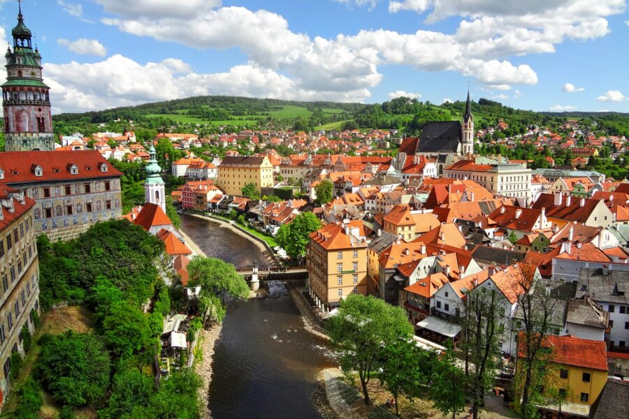 Vue aérienne des toits et des façades du centre de Prague en journée