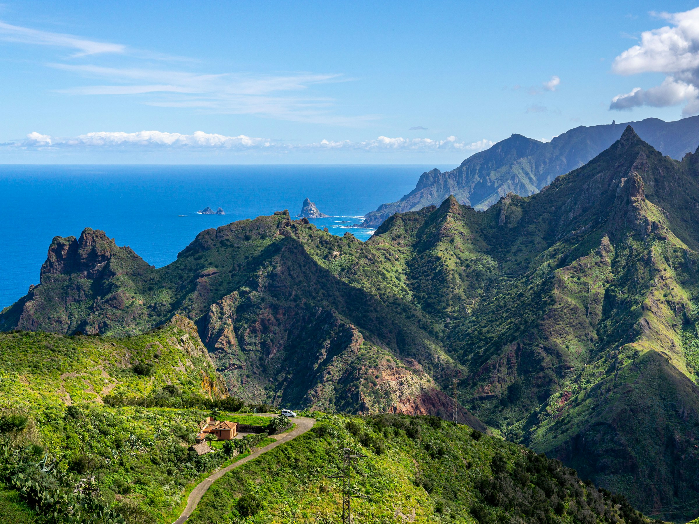 Blick auf Teneriffa zwischen Bergen und Ozean