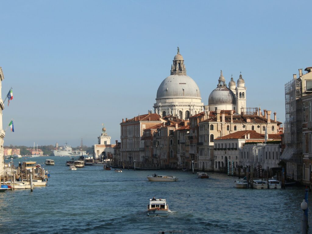 Venise : buildings, boats, and body of water during day