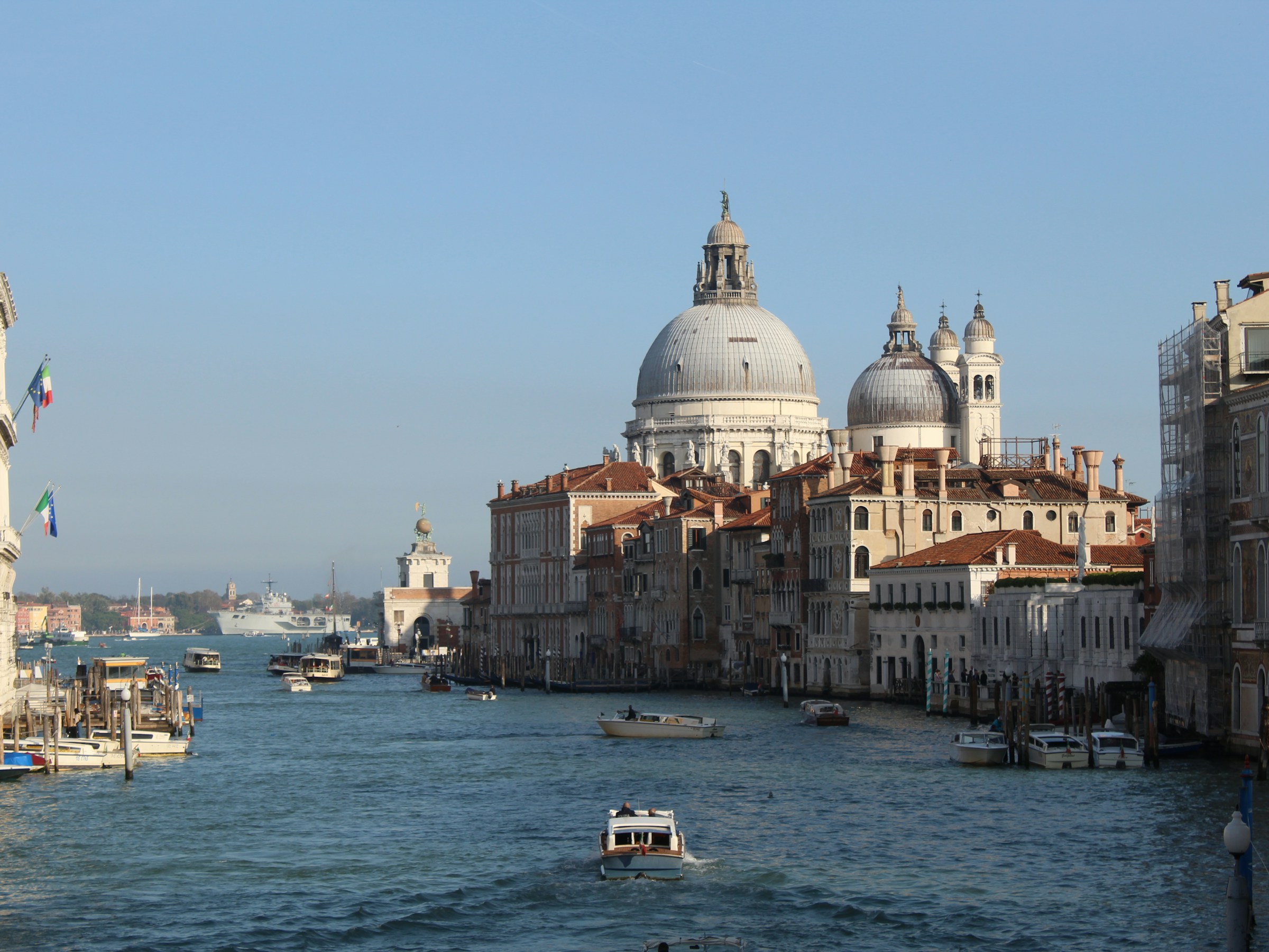 Venedig: Gebäude, Boote und Kanal bei Tageslicht