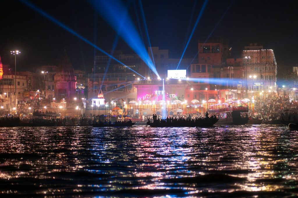 Lampes à huile allumées sur les ghats de Varanasi la nuit de Dev Deepawali