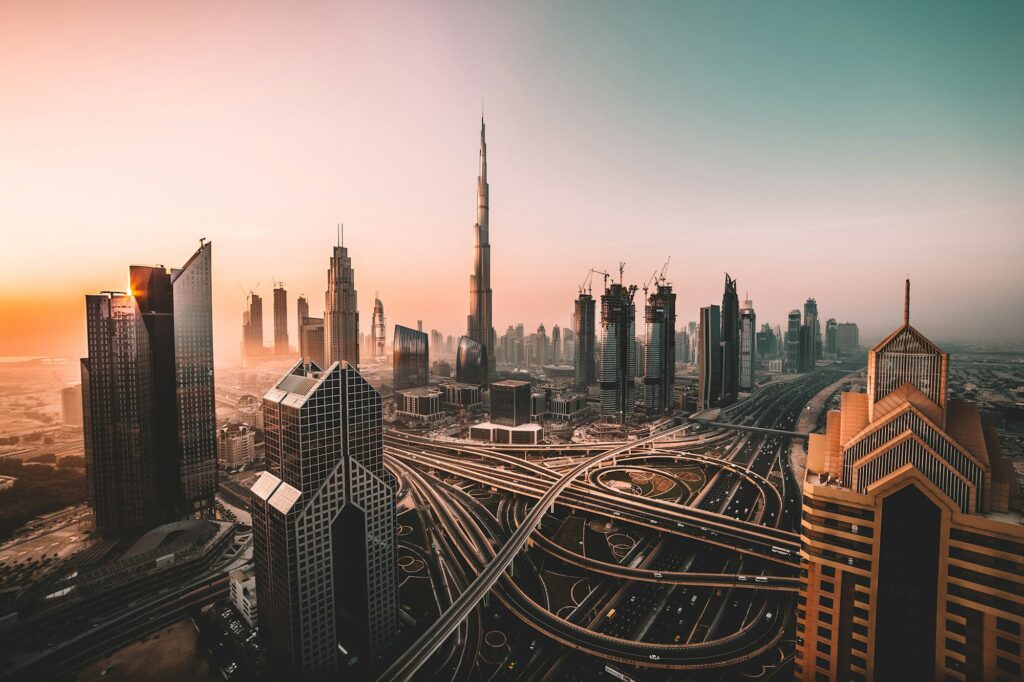 Skyline de Dubaï avec le Burj Khalifa au coucher du soleil