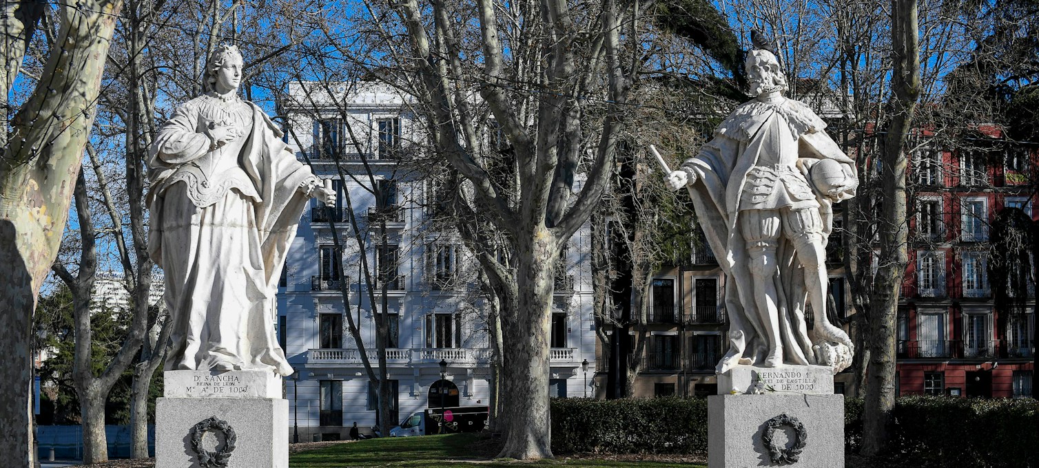 Estatuas de reyes de España en la Plaza de Oriente de Madrid en invierno