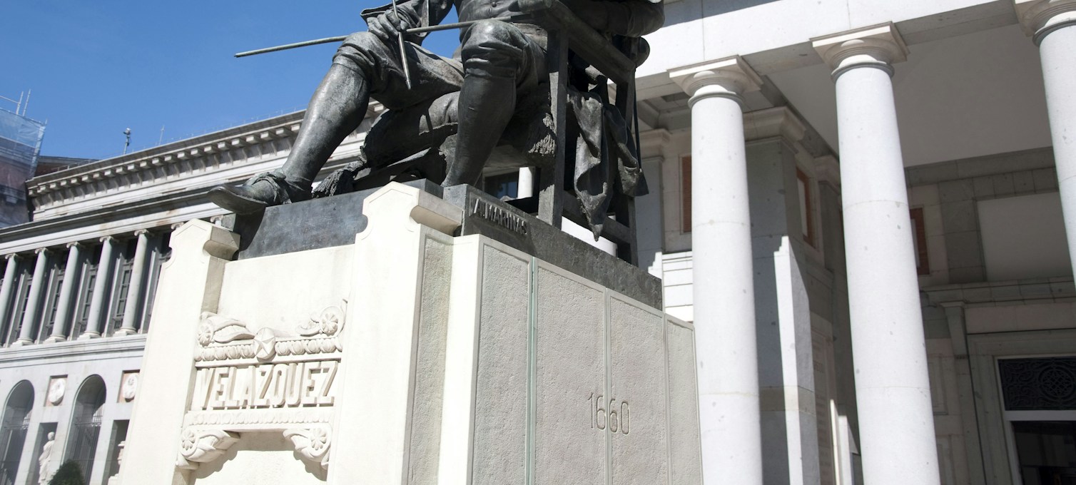 Estatua de Velázquez ante la fachada del Museo del Prado en Madrid