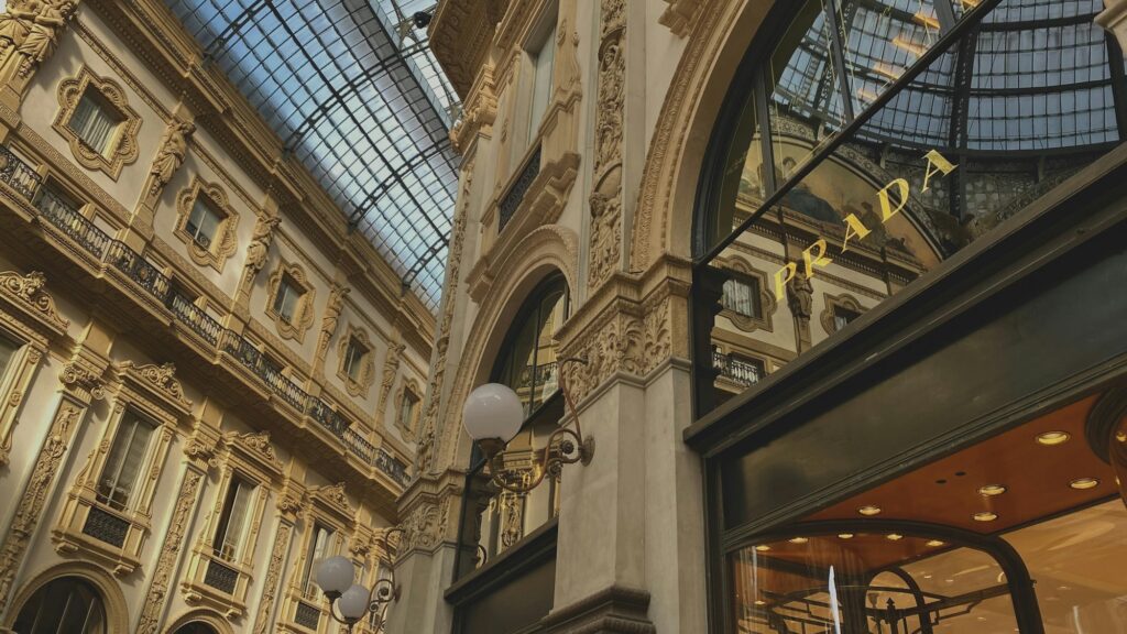 Vitrine élégante d'une maison de luxe dans une arcade du centre de Milan