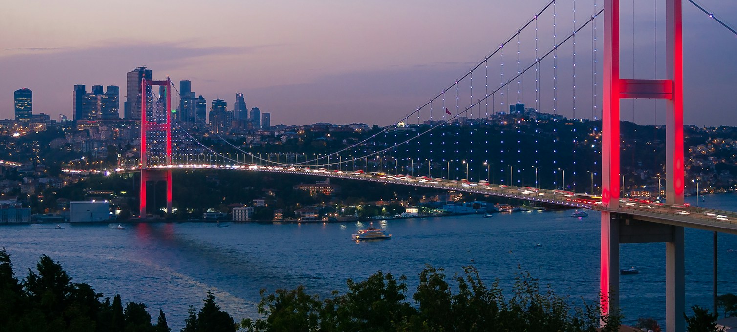 Pont sur le Bosphore à Istanbul, entre l'Europe et l'Asie