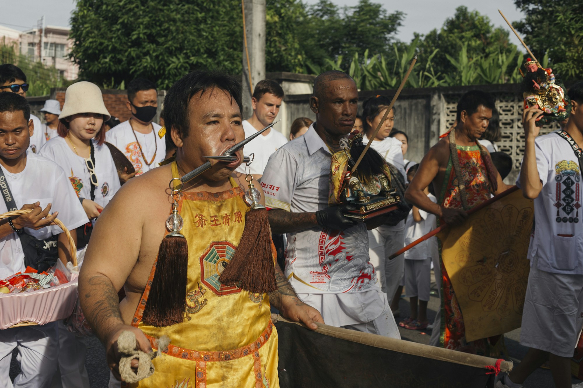 Prozession des vegetarischen Fests in den Straßen der Altstadt von Phuket