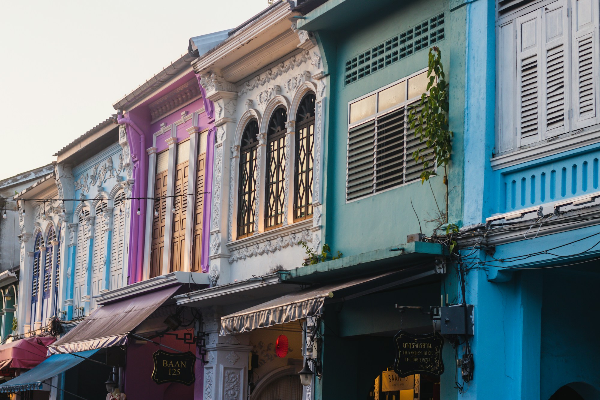 Bunte sino-portugiesische Fassaden der Altstadt von Phuket