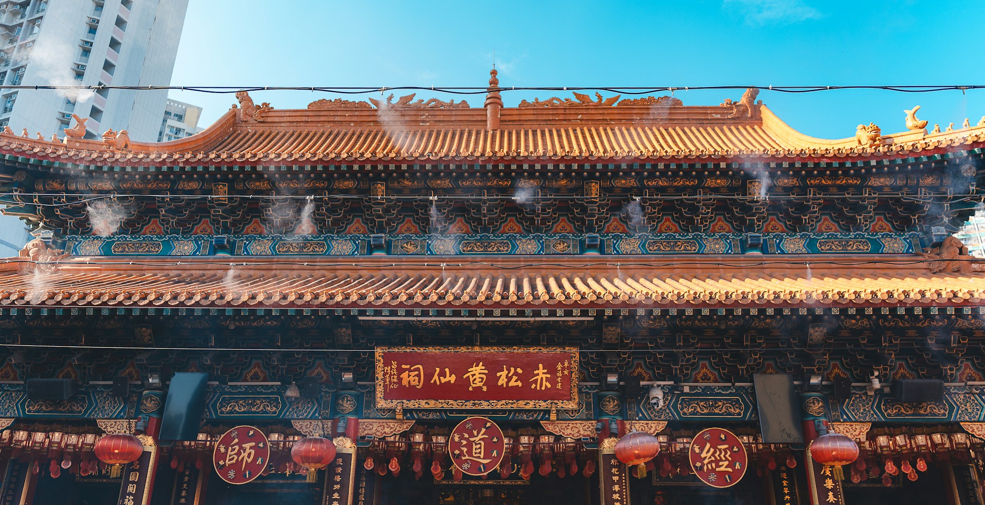 Verziertes Dach eines chinesischen Tempels, Schauplatz der Trance-Rituale während des Fests
