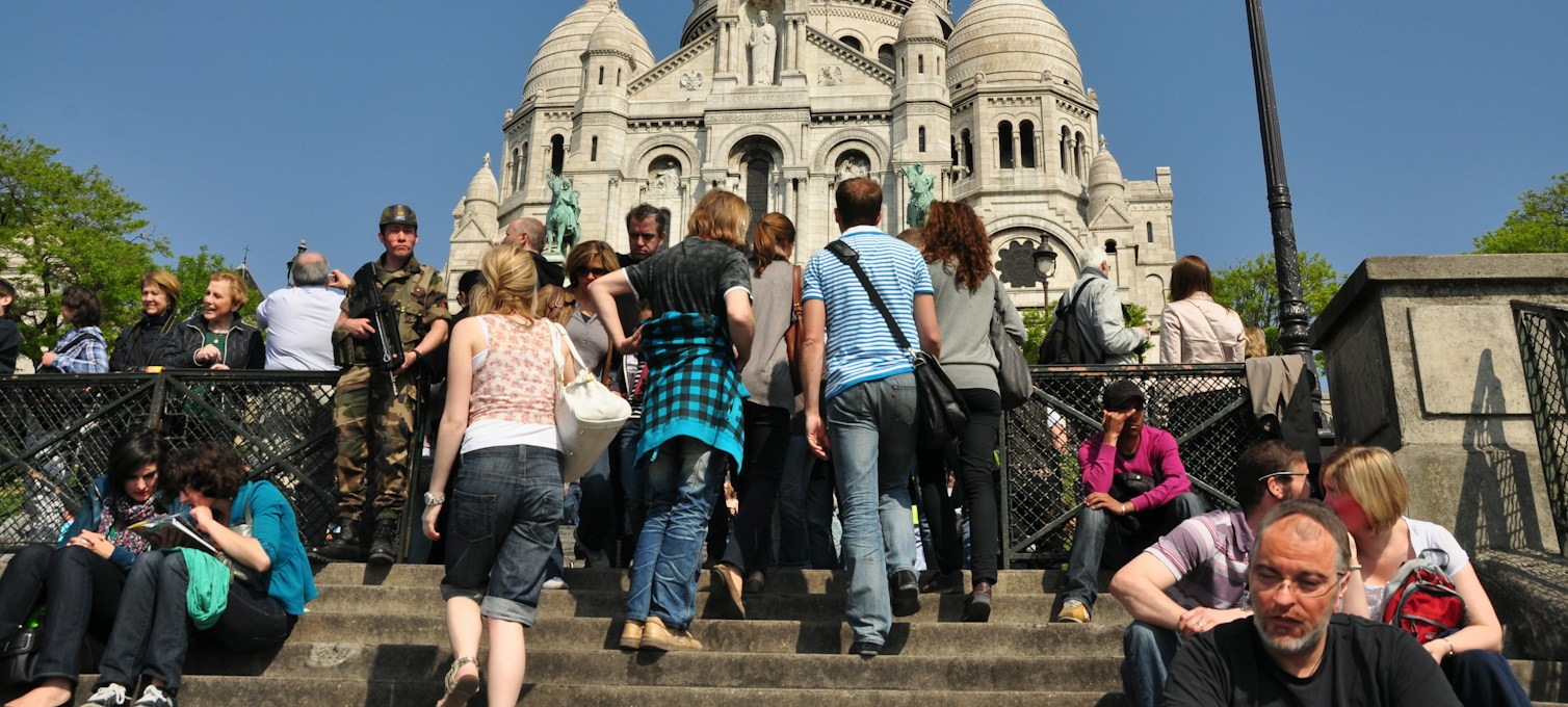 Foule sur les marches du Sacré-Cœur à Montmartre