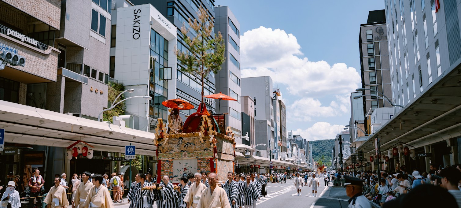 Carroza monumental del Gion Matsuri desfilando por una calle de Kioto
