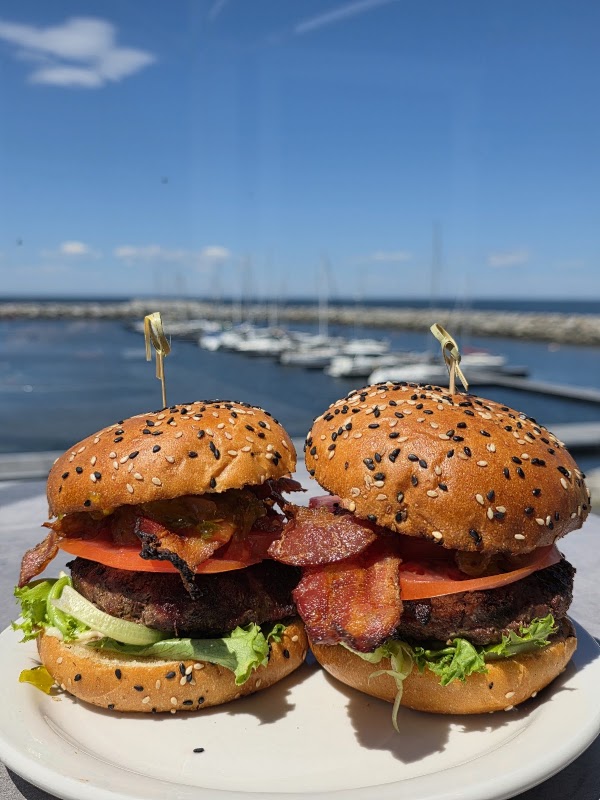 Bistro La Marina Rimouski – 1 rue de la Marina, Rimouski, QC G5L 7C3, Canada (photo 3)