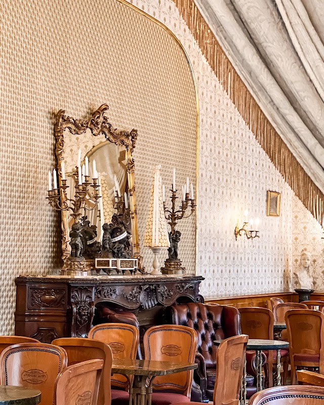 Café Gerbeaud – Vörösmarty tér 7-8, 1051 Budapest (photo 1)