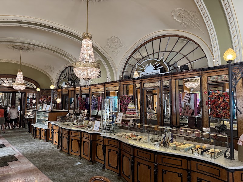 Café Gerbeaud – Vörösmarty tér 7-8, 1051 Budapest (photo 2)