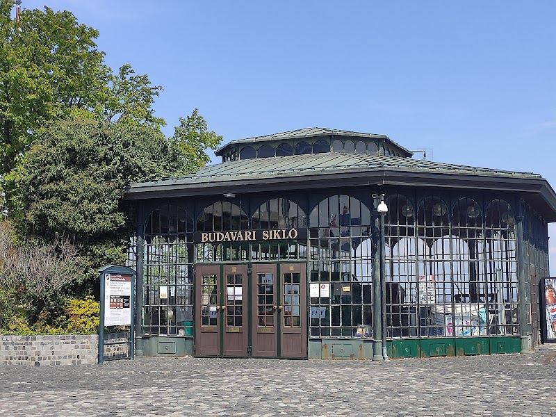 Funiculaire du château de Buda – Clark Ádám tér, 1013 Budapest (photo 3)