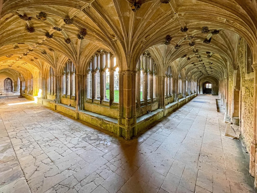 Lacock Abbey – Lacock, Chippenham SN15 2LG, Royaume-Uni (photo 1)