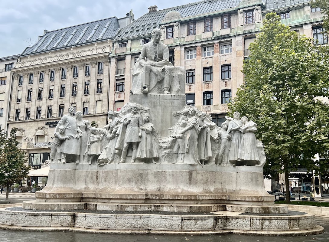 Marché de Noël de Vörösmarty tér – Vörösmarty tér, 1051 Budapest (photo 1)