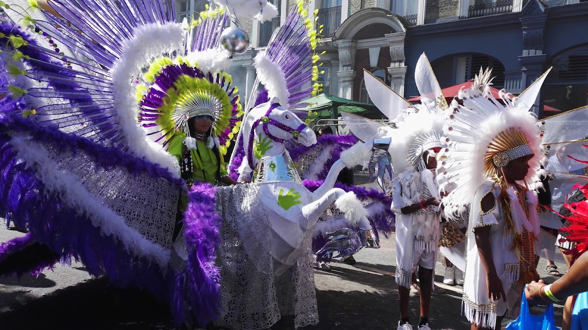 Notting Hill Carnival, la grande parade – Westbourne Park Station, Great Western Road, London W9 3NW, Royaume-Uni (photo 1)