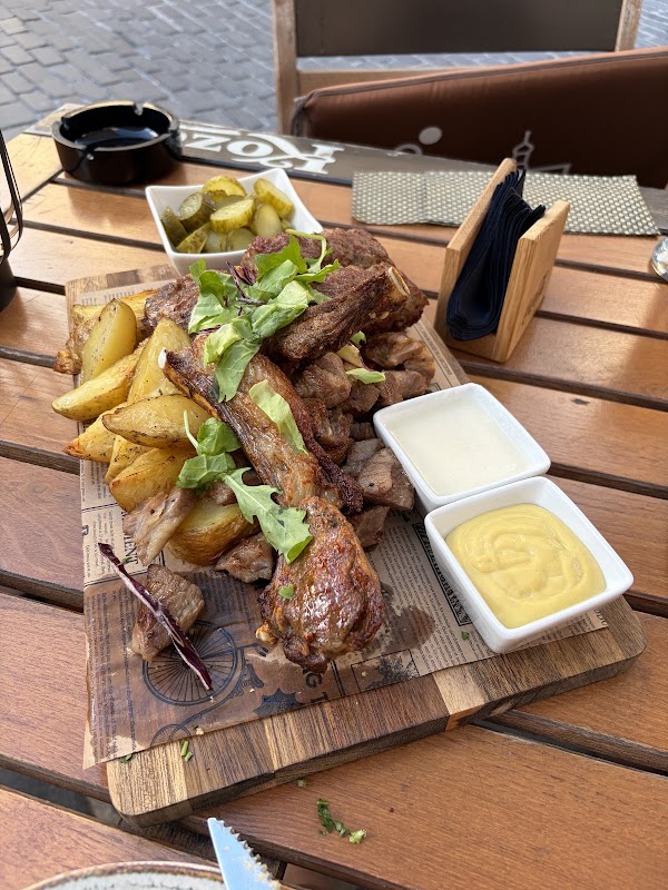 Oaia Neagră Restaurant – Strada Republicii 33, 500030 Brașov, Romania (photo 3)