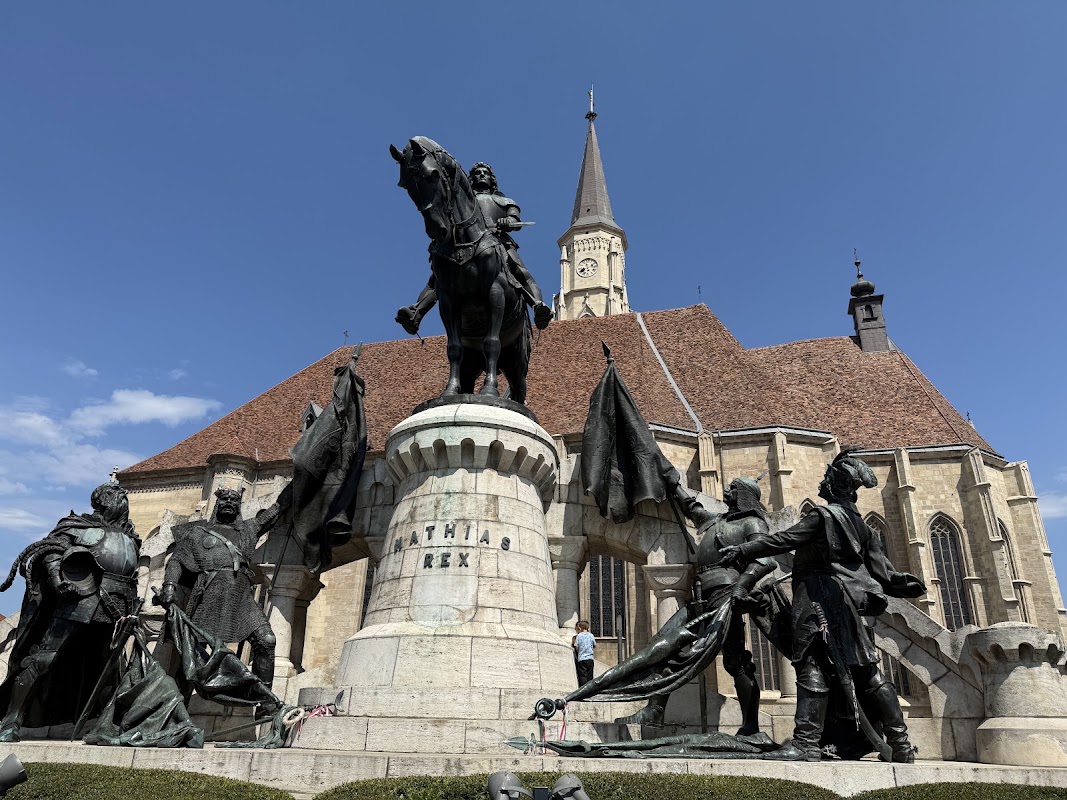 Piața Unirii et le monument Matthias Corvin – Piața Unirii, Cluj-Napoca, Romania (photo 1)
