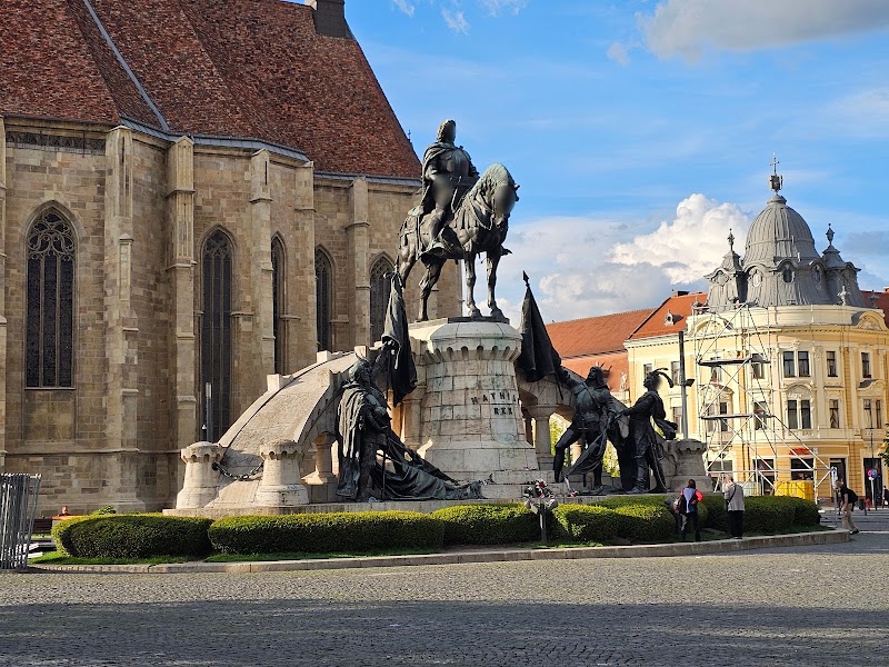 Piața Unirii et le monument Matthias Corvin – Piața Unirii, Cluj-Napoca, Romania (photo 2)