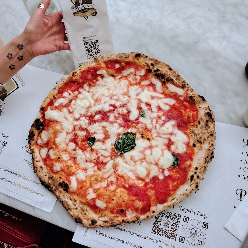 Pizza napolitaine chez L'Antica Pizzeria da Michele – Via Cesare Sersale, 1, 80139 Napoli NA, Italie (photo 2)