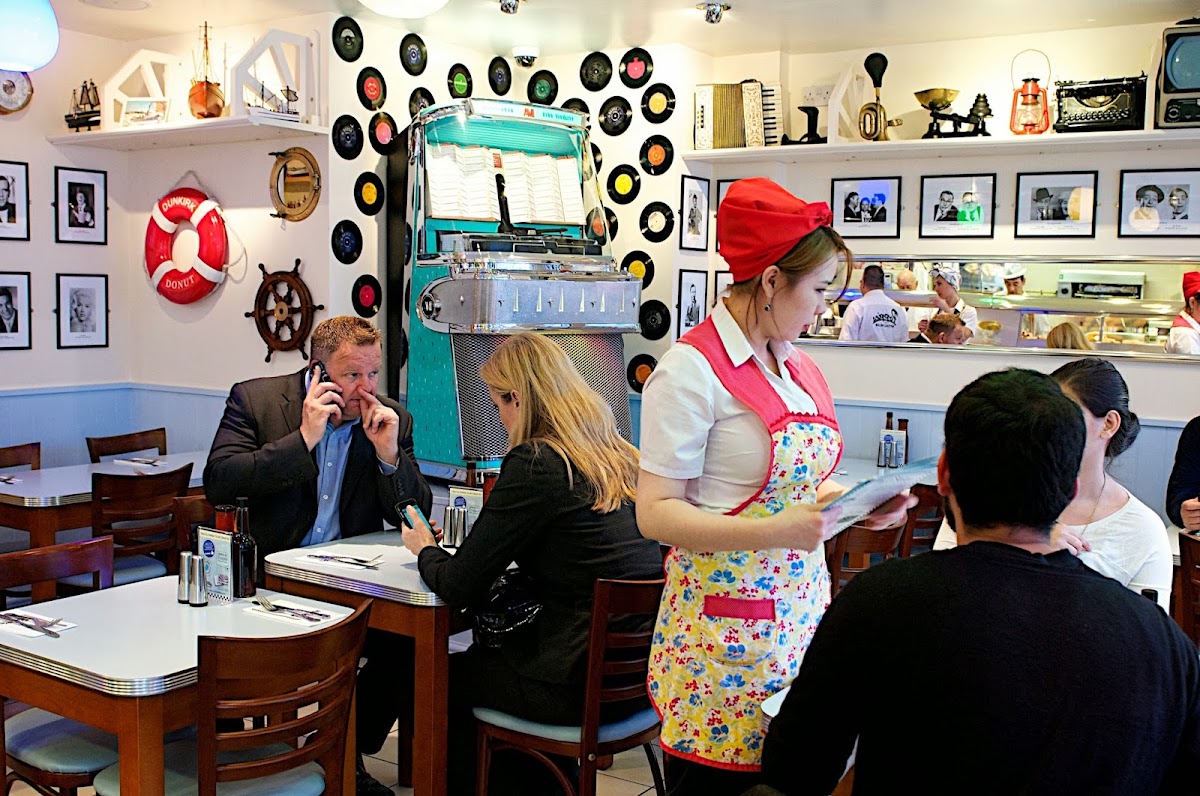 Poppies Fish & Chips – 6-8 Hanbury St, London E1 6QR, Royaume-Uni (photo 1)