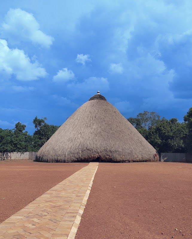 Tombes royales de Karambi (royaume du Toro) – Karambi Royal Tombs, Fort Portal, Ouganda (photo 1)