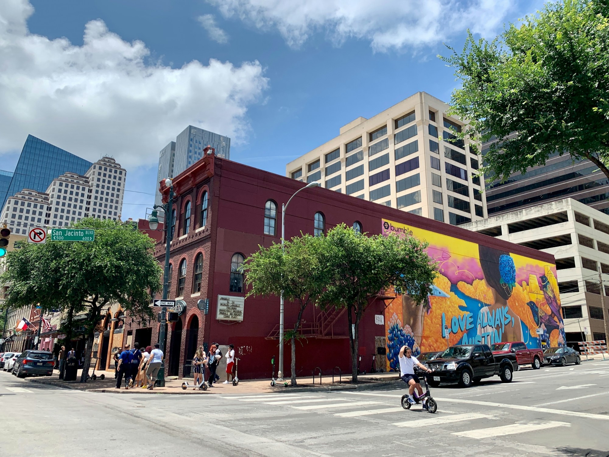 Belebte Straße mit Bars an der East 6th Street in Austin, Texas