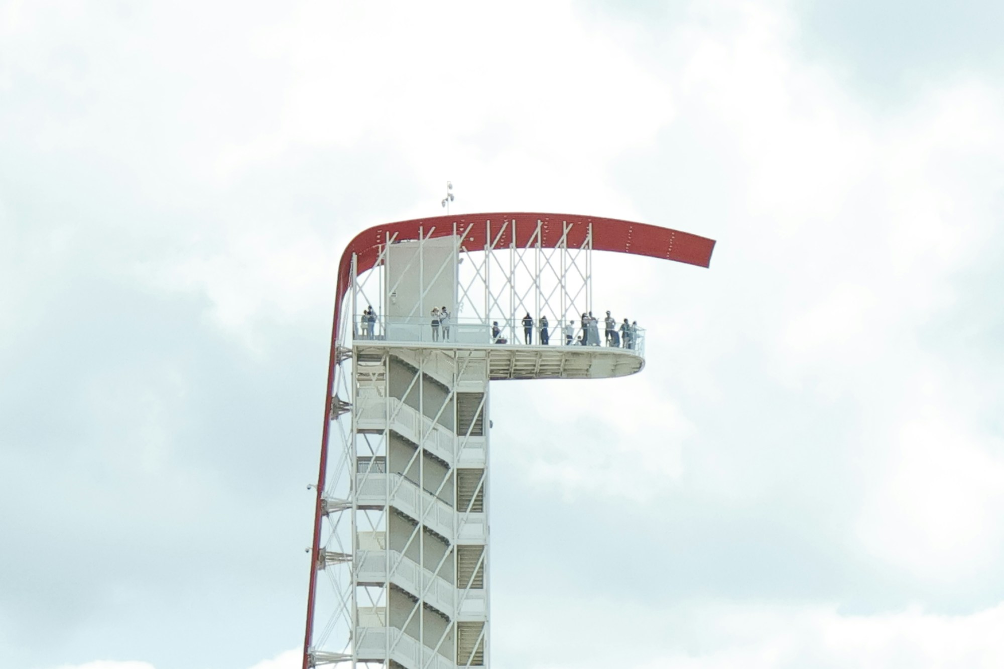 Roter Aussichtsturm des Circuit of The Americas in Austin, Texas