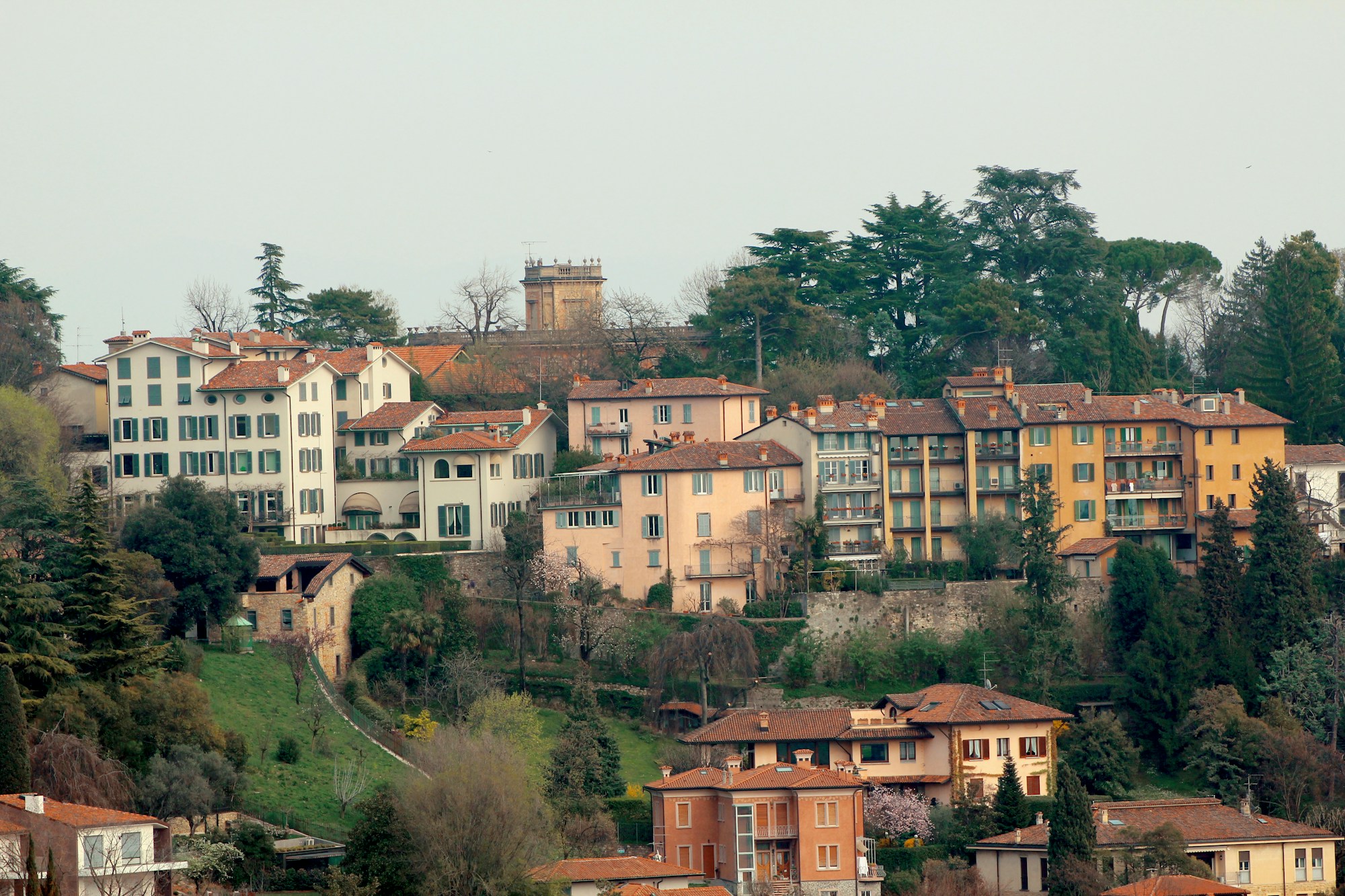Gassen und venezianische Stadtmauern der Città Alta in Bergamo
