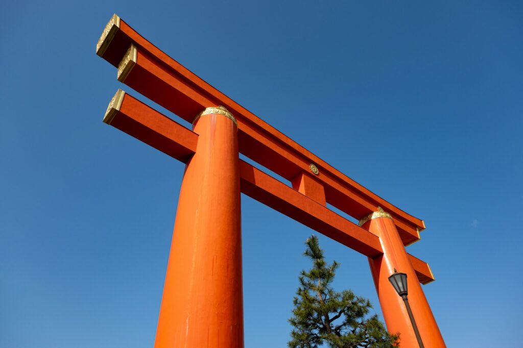 Le grand torii du Heian-jingu à Kyoto, arrivée du défilé du Jidai Matsuri