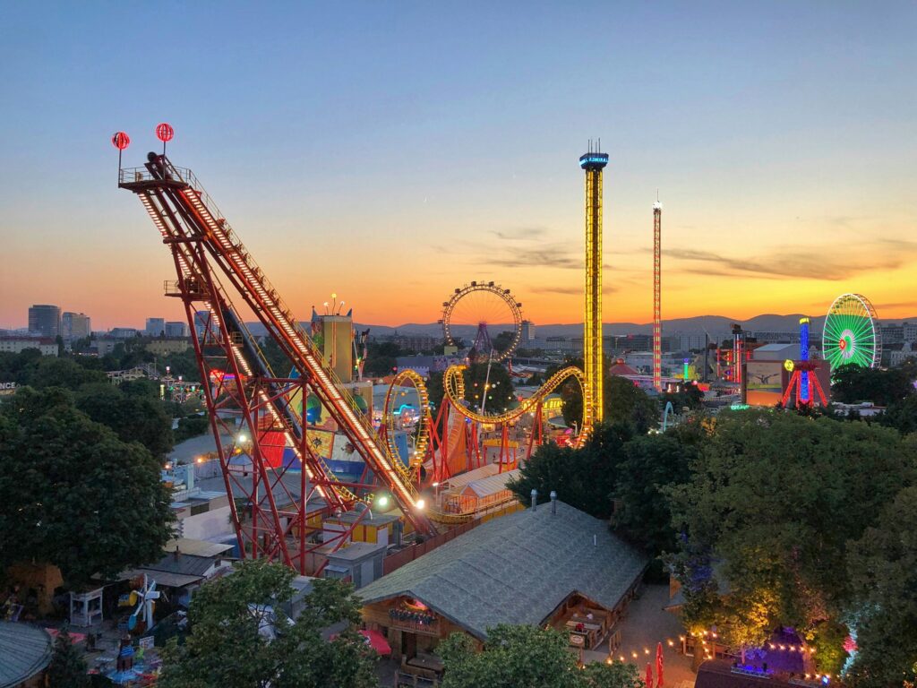 La grande roue du Prater de Vienne au coucher du soleil, a deux pas de la Kaiserwiese