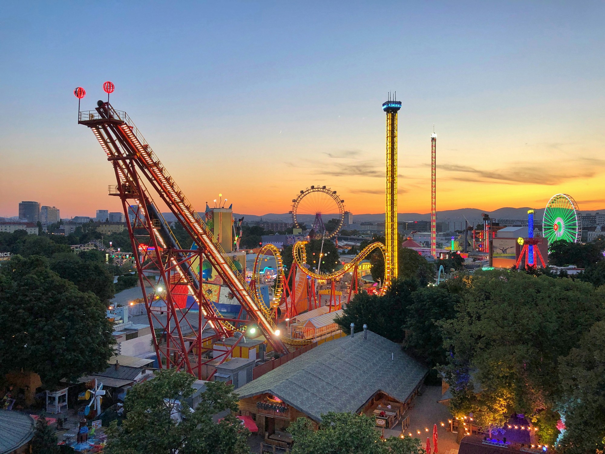 Das Riesenrad im Wiener Prater bei Sonnenuntergang, nur wenige Gehminuten von der Kaiserwiese entfernt