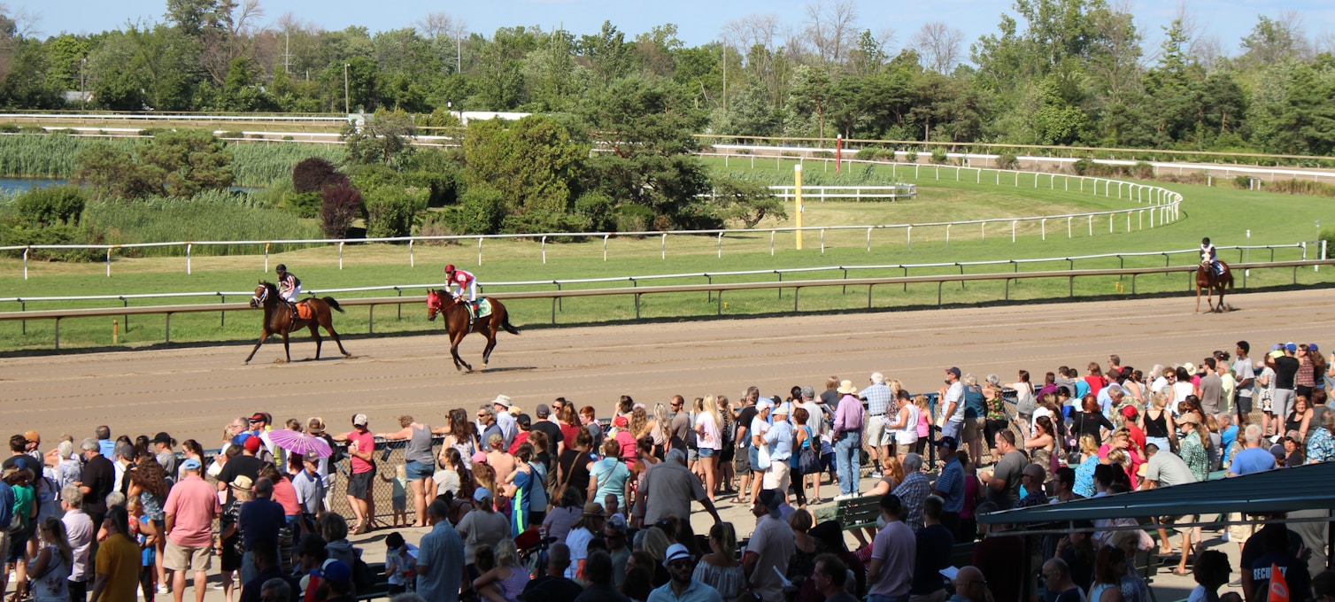 Gradas del hipódromo de Churchill Downs en Louisville durante un día de carreras