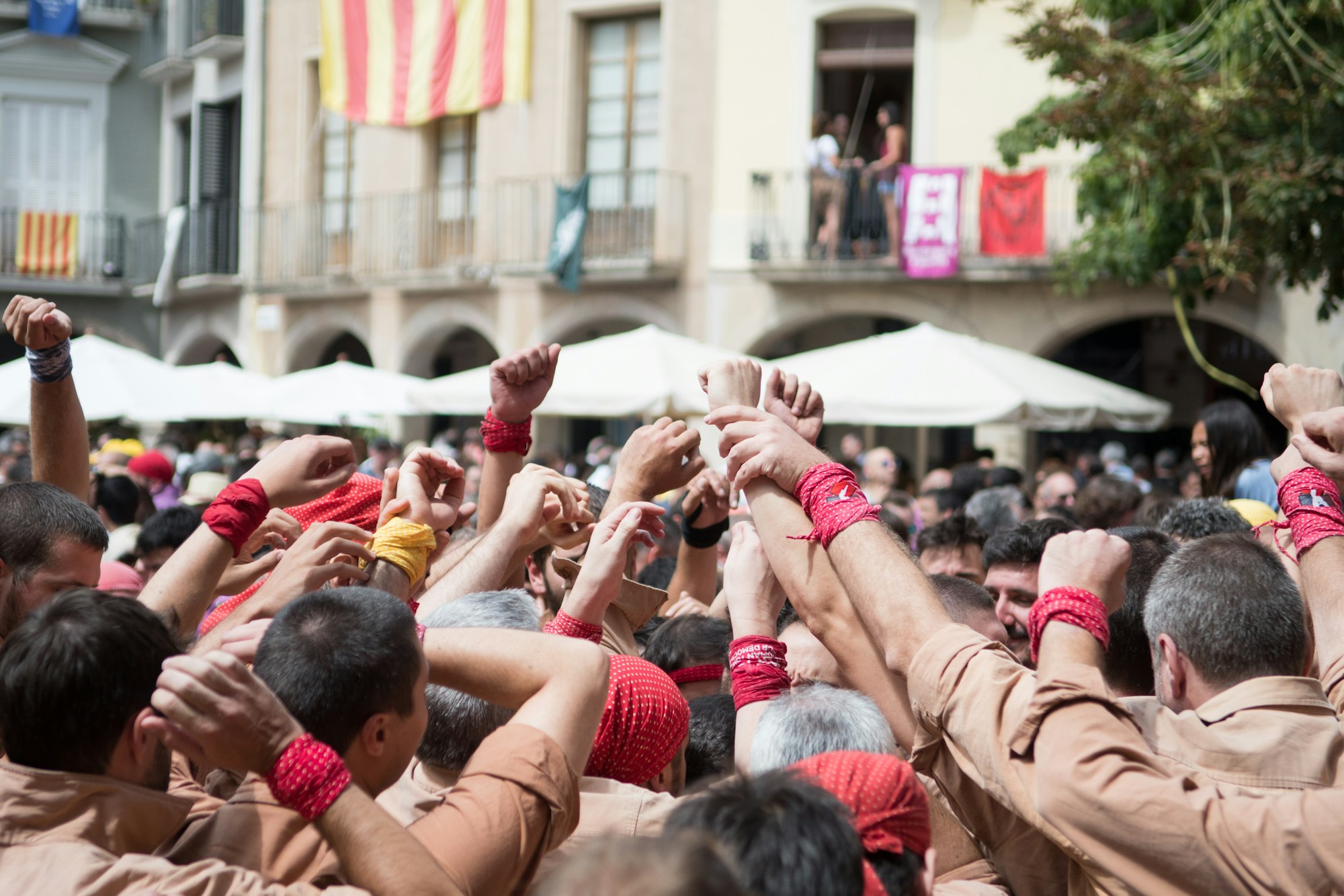 Castellers construyendo una torre humana durante una fiesta catalana