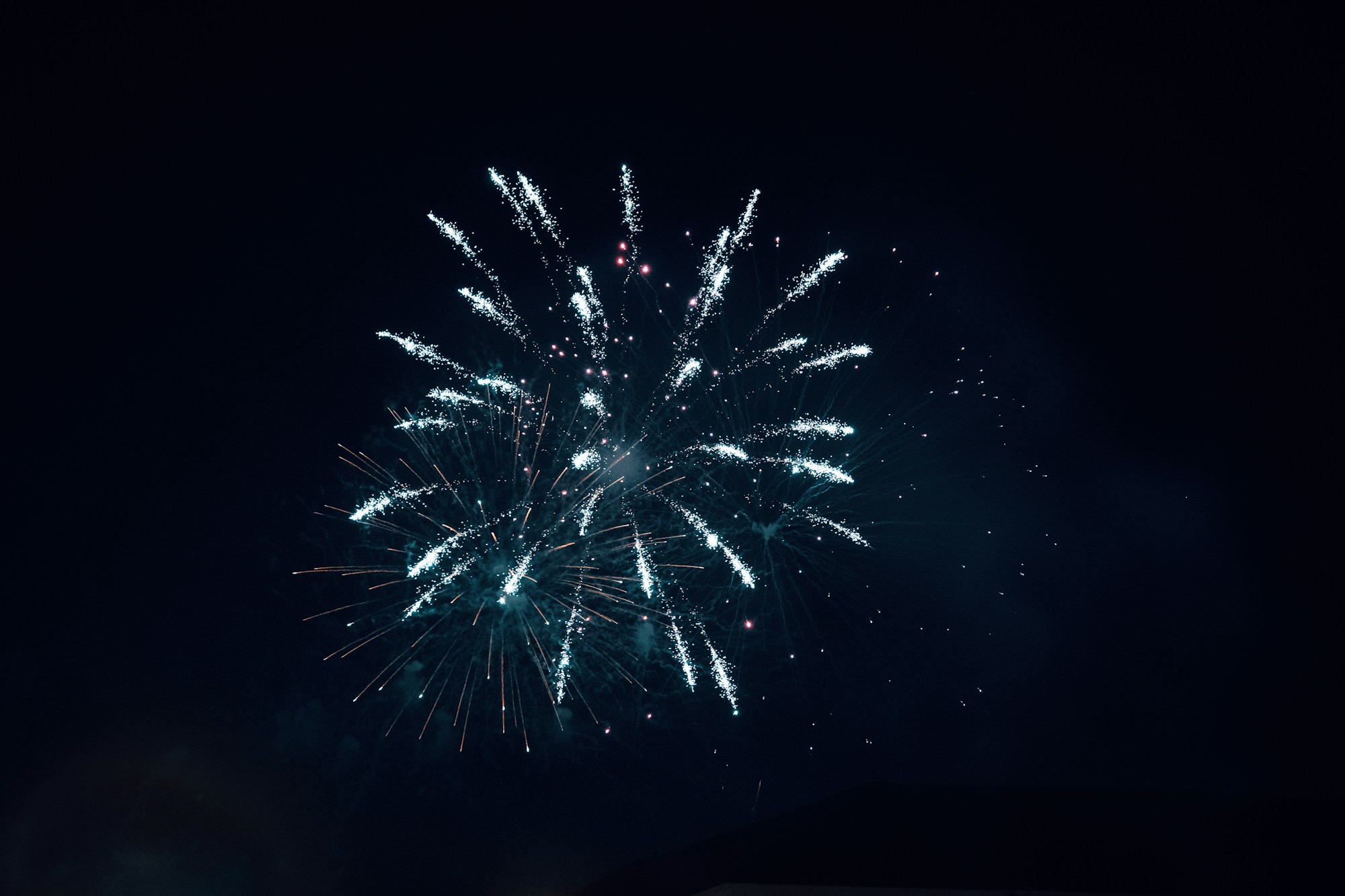 Fuegos artificiales sincronizados en el cielo nocturno