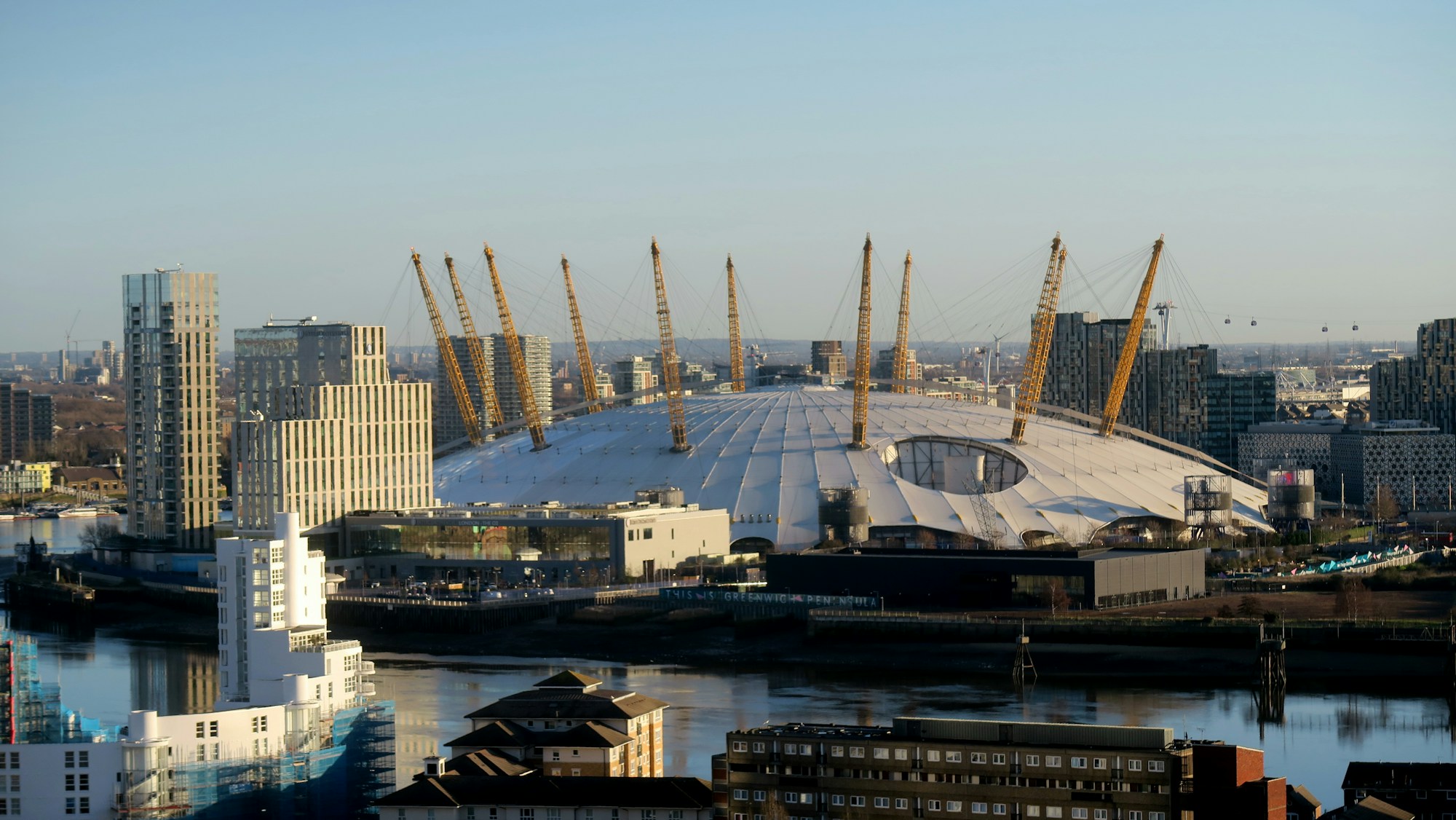 Façade illuminée de l'O2 Arena à Greenwich Peninsula un soir d'événement