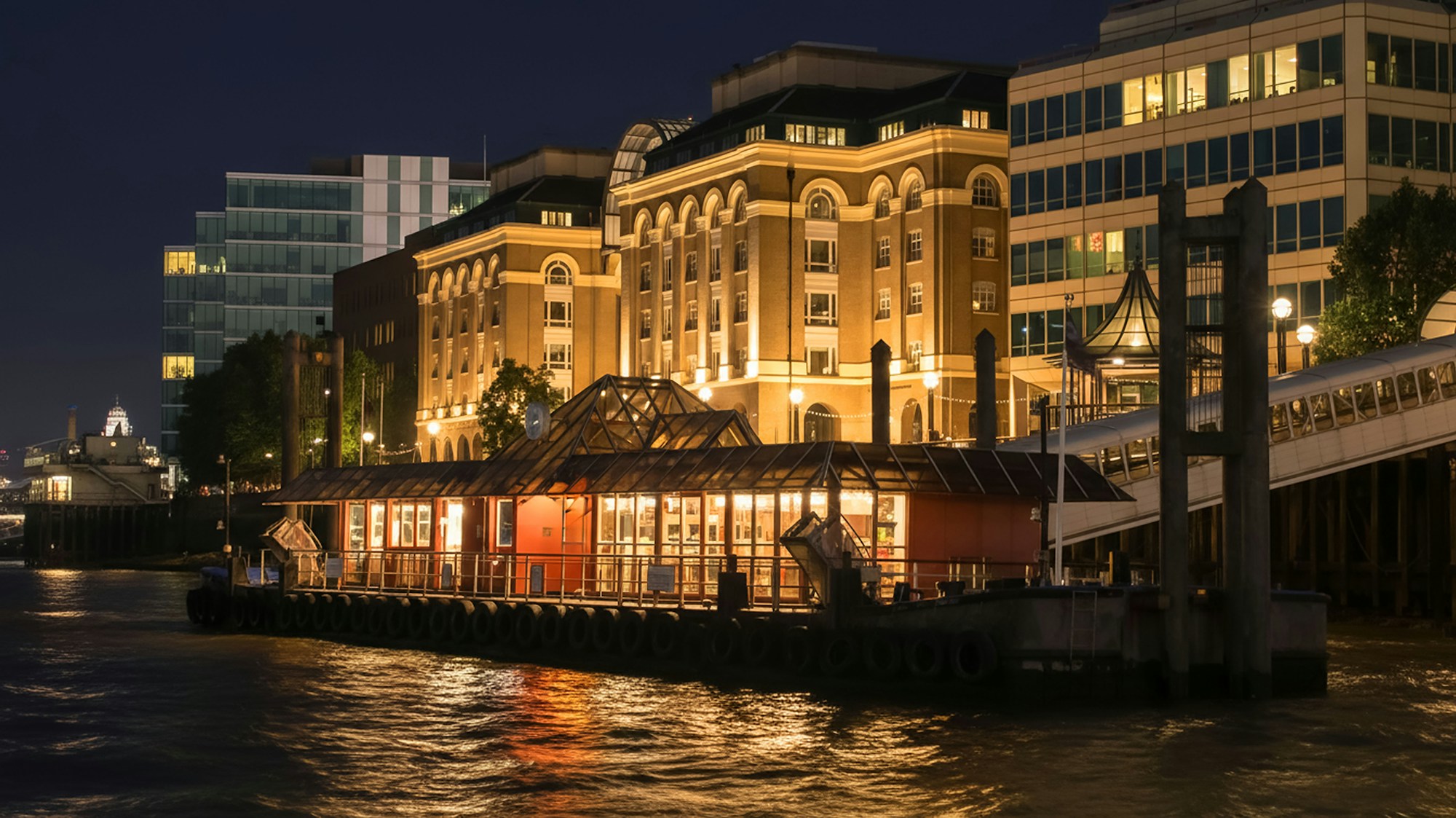 Rives de la Tamise à Londres illuminées en soirée, quartiers hôteliers en arrière-plan