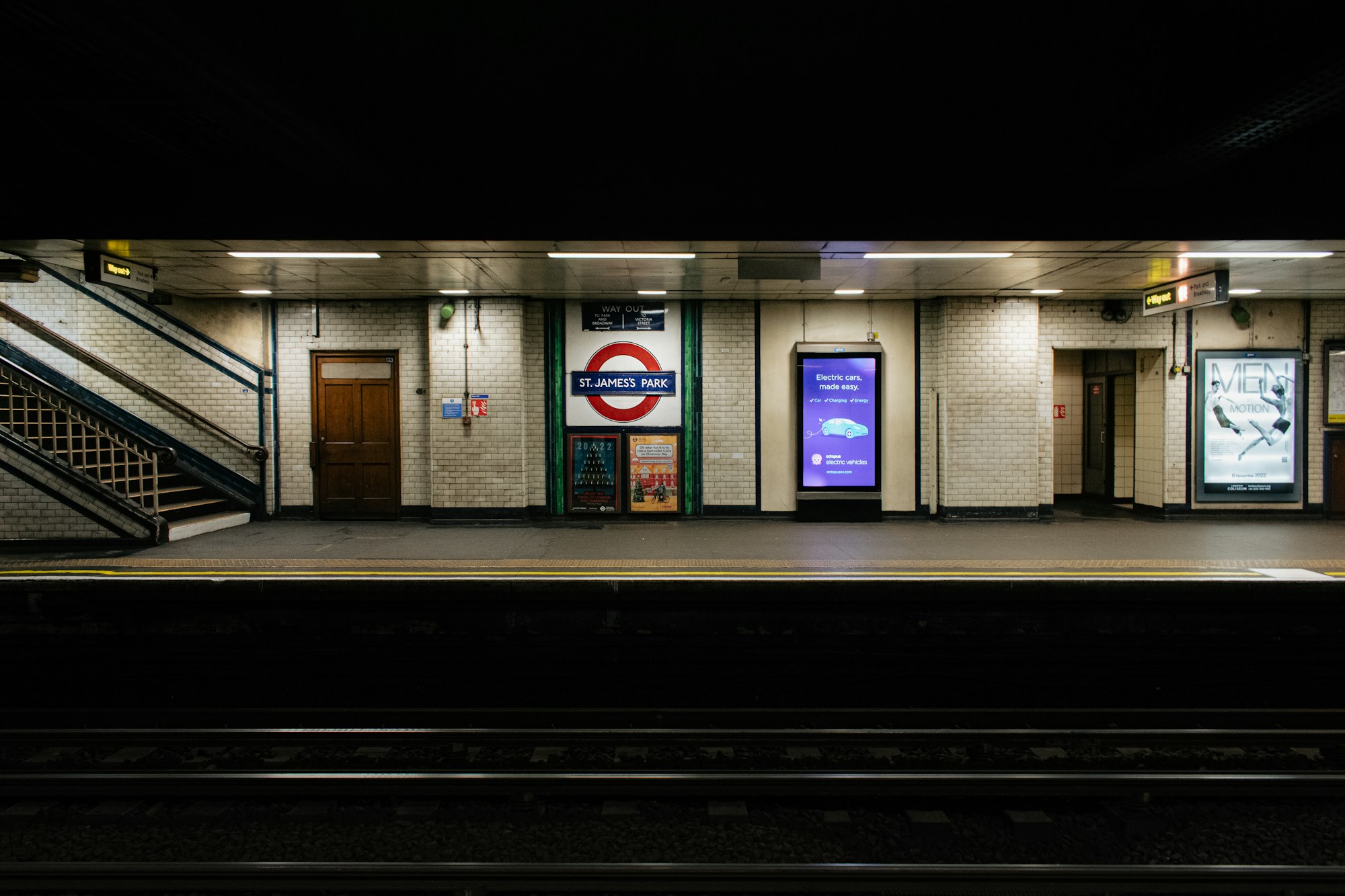 Rame de métro londonien à quai la nuit sur un réseau souterrain