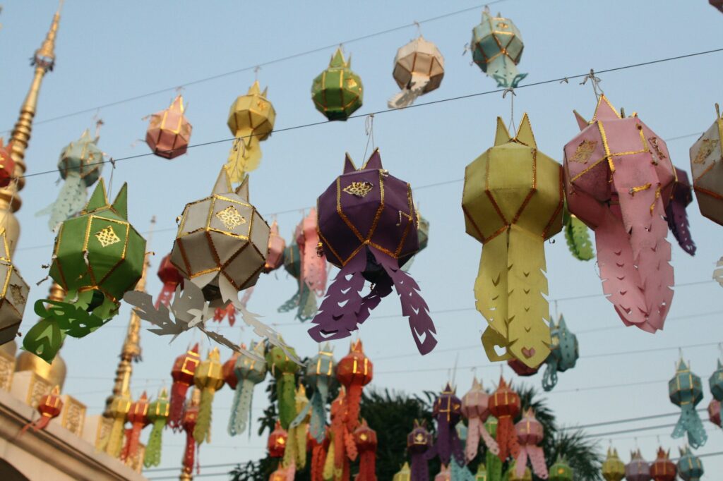 Lanternes de Yi Peng dans le ciel nocturne de Chiang Mai