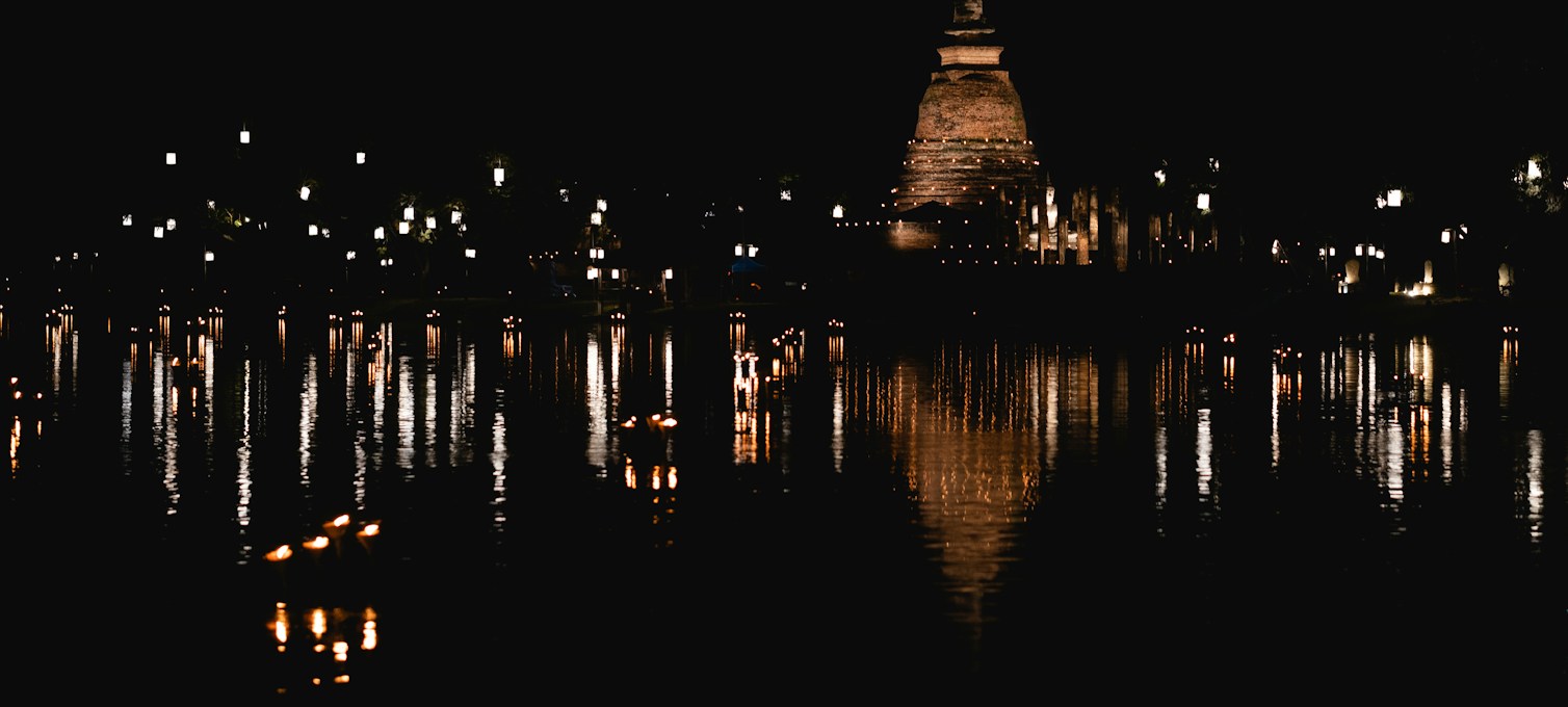 Krathong flottant sur l'eau pendant Loi Krathong en Thaïlande