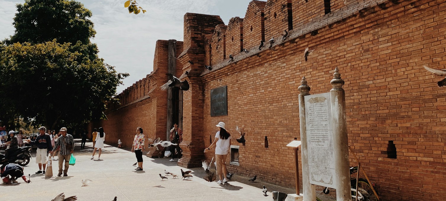 Porte de la vieille ville de Chiang Mai et ses remparts