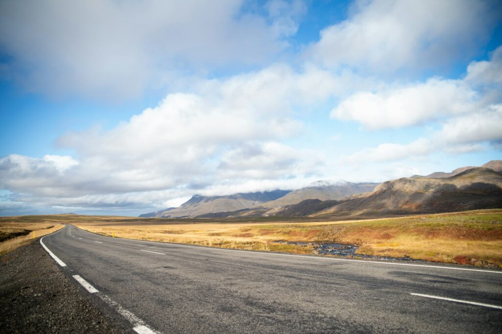 Route deserte avec montagnes en arriere-plan, Islande en automne